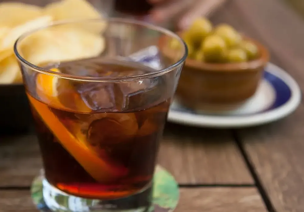 Degustazione di vermut in una cantina medievale